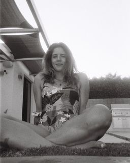 Emily Bett Rickards feet photo thumbnail