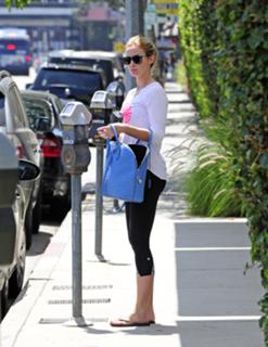 Emily Blunt feet photo thumbnail