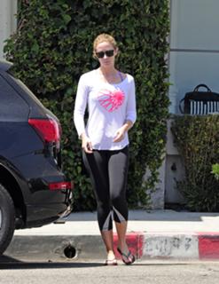 Emily Blunt feet photo thumbnail