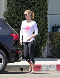 Emily Blunt feet photo thumbnail