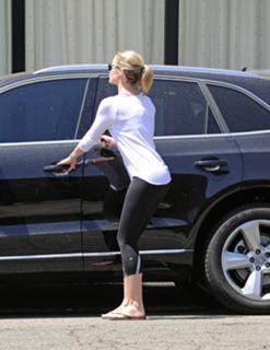 Emily Blunt feet photo thumbnail