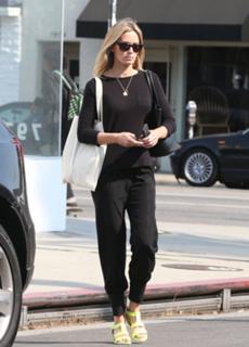 Emily Blunt feet photo thumbnail