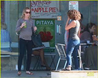 Emily Blunt feet photo thumbnail