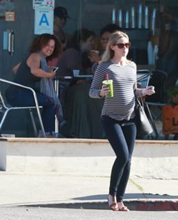 Emily Blunt feet photo thumbnail