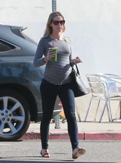 Emily Blunt feet photo thumbnail