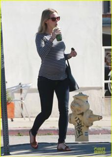 Emily Blunt feet photo thumbnail