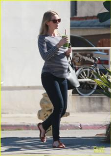 Emily Blunt feet photo thumbnail