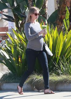 Emily Blunt feet photo thumbnail