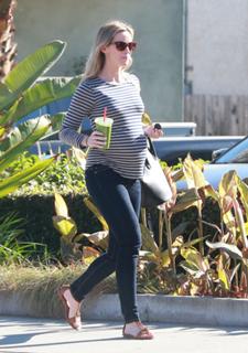 Emily Blunt feet photo thumbnail