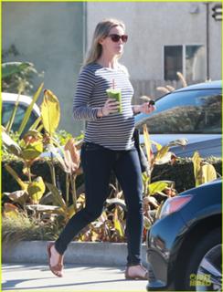 Emily Blunt feet photo thumbnail
