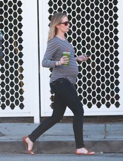 Emily Blunt feet photo thumbnail