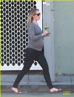 Emily Blunt feet photo thumbnail