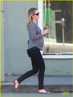 Emily Blunt feet photo thumbnail