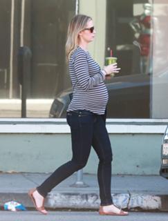 Emily Blunt feet photo thumbnail