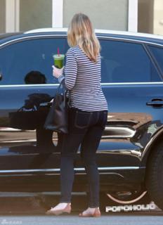 Emily Blunt feet photo thumbnail