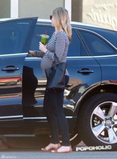 Emily Blunt feet photo thumbnail