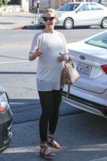 Emily Blunt feet photo thumbnail