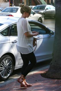 Emily Blunt feet photo thumbnail