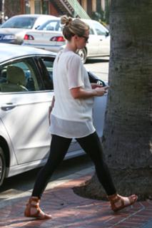 Emily Blunt feet photo thumbnail