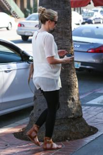 Emily Blunt feet photo thumbnail