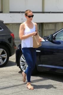 Emily Blunt feet photo thumbnail