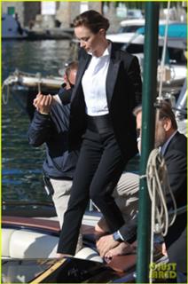 Emily Blunt feet photo thumbnail