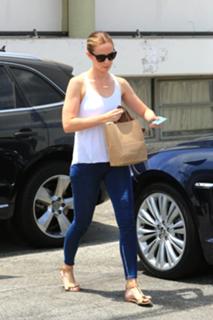 Emily Blunt feet photo thumbnail