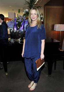 Emily Blunt feet photo thumbnail