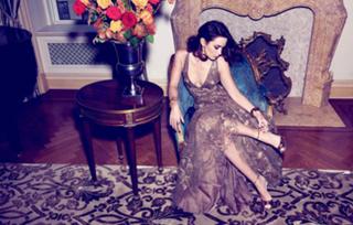 Emily Blunt feet photo thumbnail