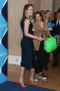 Emily Blunt feet photo thumbnail