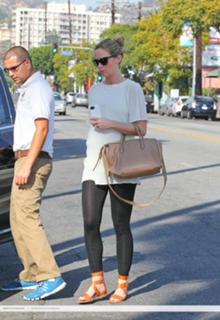 Emily Blunt feet photo thumbnail