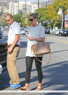 Emily Blunt feet photo thumbnail