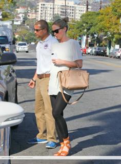 Emily Blunt feet photo thumbnail