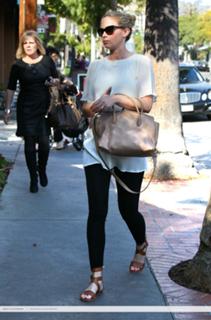 Emily Blunt feet photo thumbnail