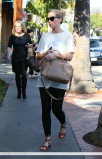 Emily Blunt feet photo thumbnail