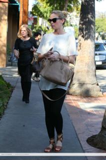 Emily Blunt feet photo thumbnail