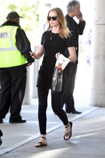 Emily Blunt feet photo thumbnail