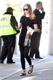 Emily Blunt feet photo thumbnail