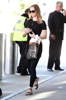 Emily Blunt feet photo thumbnail