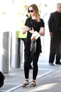 Emily Blunt feet photo thumbnail