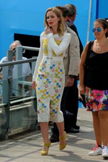 Emily Blunt feet photo thumbnail