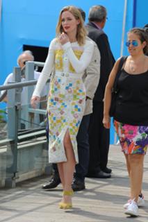 Emily Blunt feet photo thumbnail