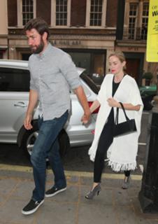 Emily Blunt feet photo thumbnail