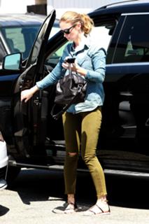 Emily Blunt feet photo thumbnail