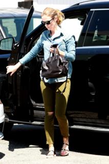 Emily Blunt feet photo thumbnail