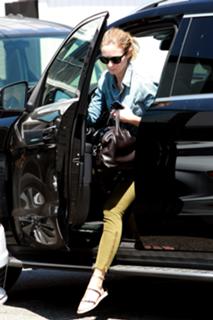 Emily Blunt feet photo thumbnail