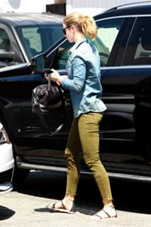 Emily Blunt feet photo thumbnail