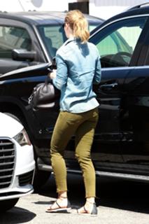 Emily Blunt feet photo thumbnail