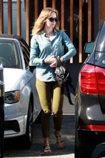 Emily Blunt feet photo thumbnail