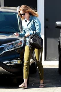 Emily Blunt feet photo thumbnail